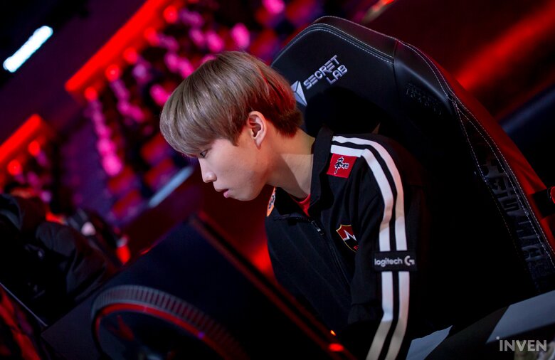 NS轻取FPX,Zeus操刀奇招英雄翻盘四强赛2:0(成都) NS轻取FPX,Zeus操刀奇招英雄翻盘四强赛2:0(成都)