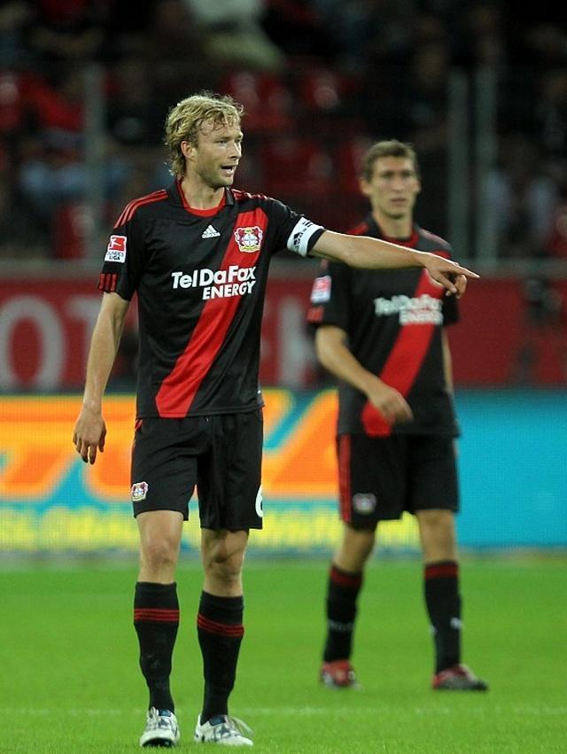 包含奥格斯堡取得胜利，稳固联赛中游位置的词条